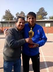 La imagen puede contener: Claudio Poveda y Agustin Jorge Arias Carvajal, personas sonriendo, personas de pie y exterior