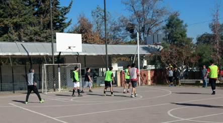 La imagen puede contener: una o varias personas, cancha de básquet, árbol y exterior