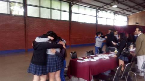 La imagen puede contener: 1 persona, de pie, interior y exterior