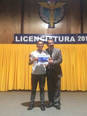 La imagen puede contener: 2 personas, incluido Claudio Poveda, personas de pie e interior