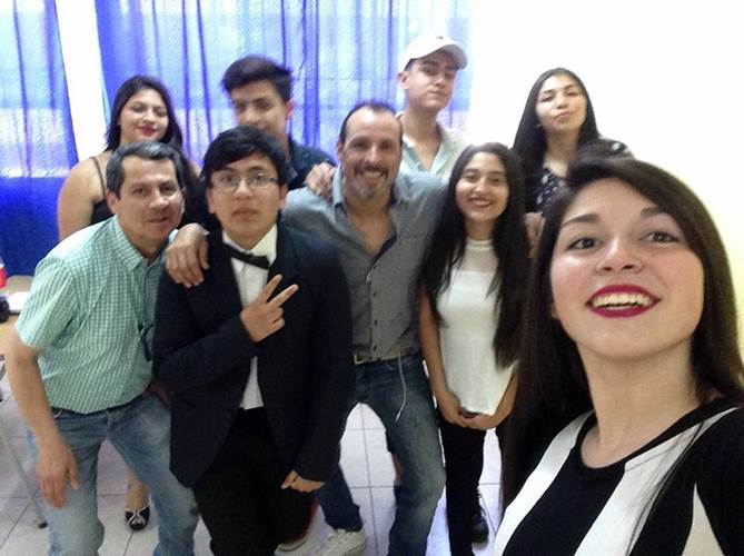 La imagen puede contener: 9 personas, incluido Claudio Poveda, personas sonriendo, personas de pie e interior